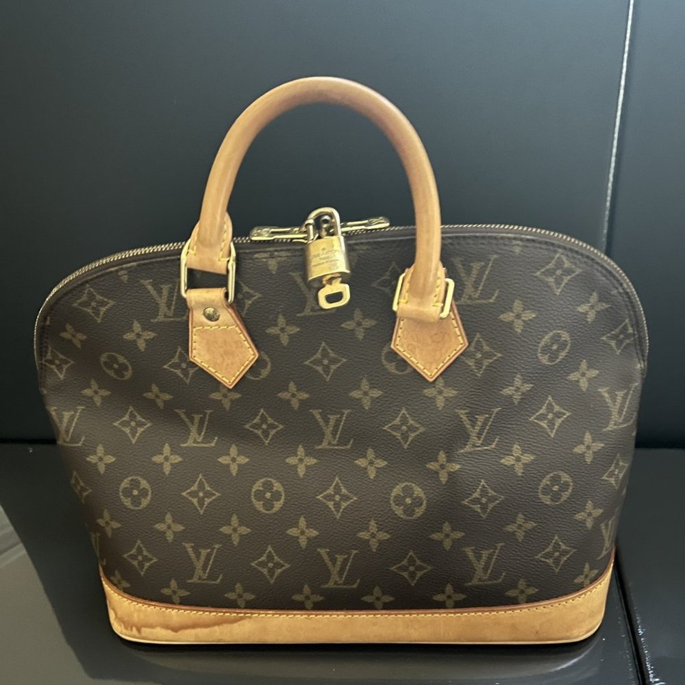 Authentic Louis Vuitton Alma Sarchel with Lock & Dust cover